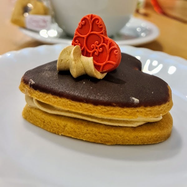 Ciasteczka serduszka z masą czekoladową lub kawową