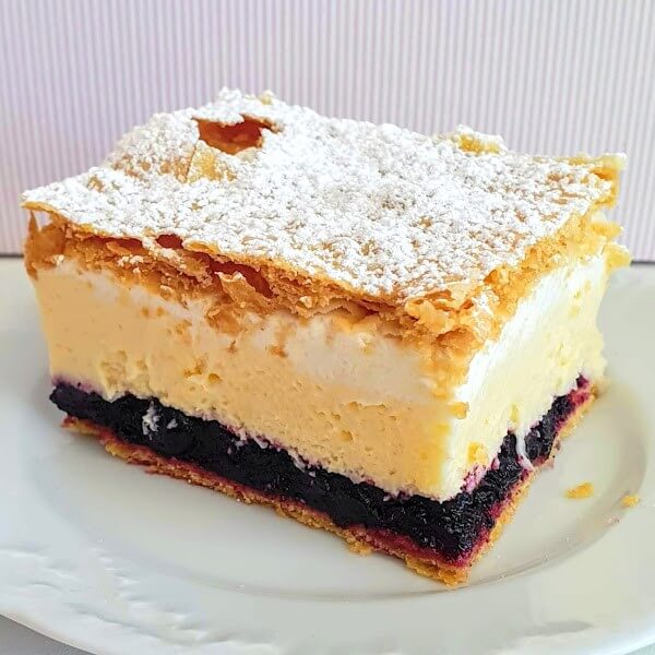 Kremówka z bitą śmietaną i jagodami