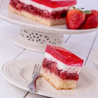 Bita śmietana z musem truskawkowym