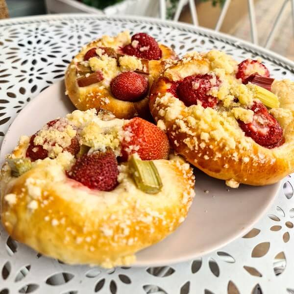 Drożdżówka z truskawkami i rabarbarem